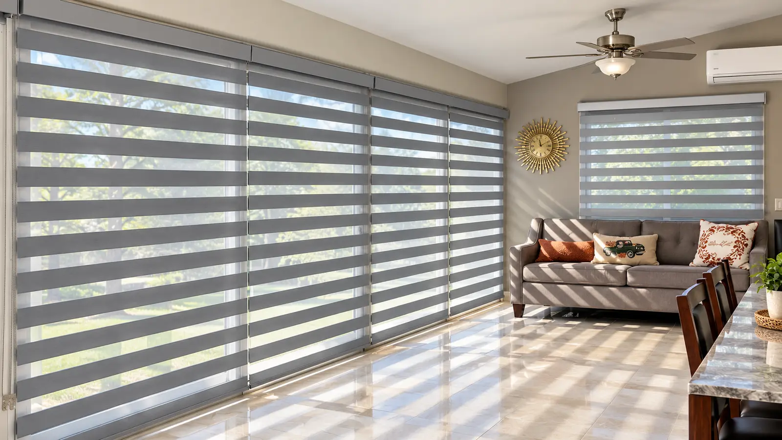 Ventanas amplias de sala con franjas translúcidas y opacas alternadas de persianas cebra.